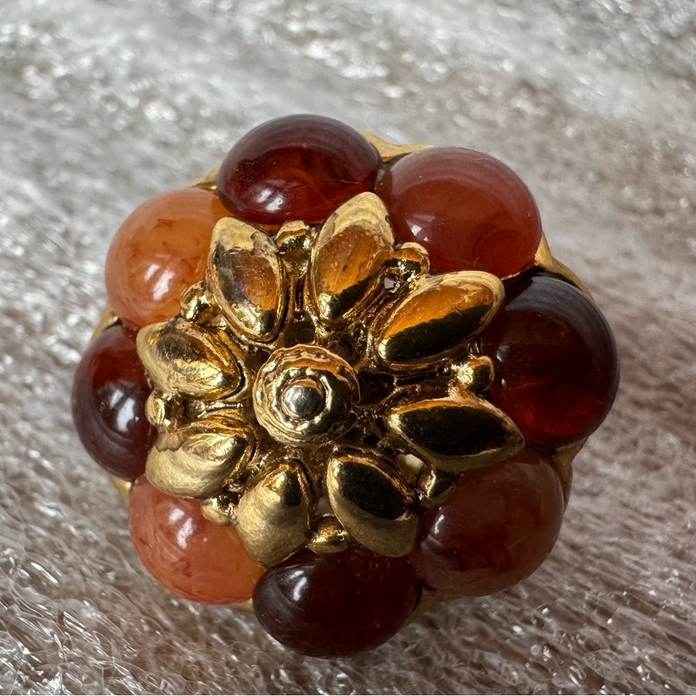 Beautiful Oscar De La Renta clip-on earrings